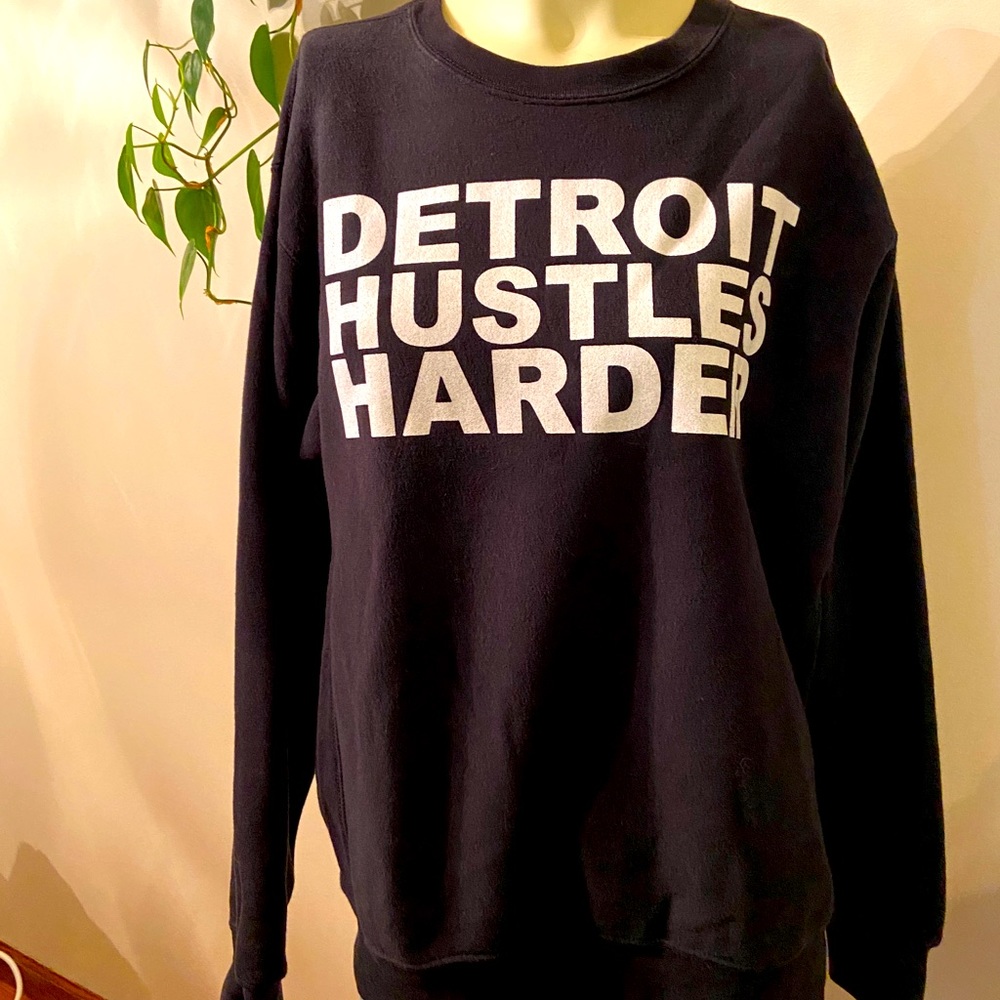 Detroit Hustles Harder crew sweatshirt mens size S